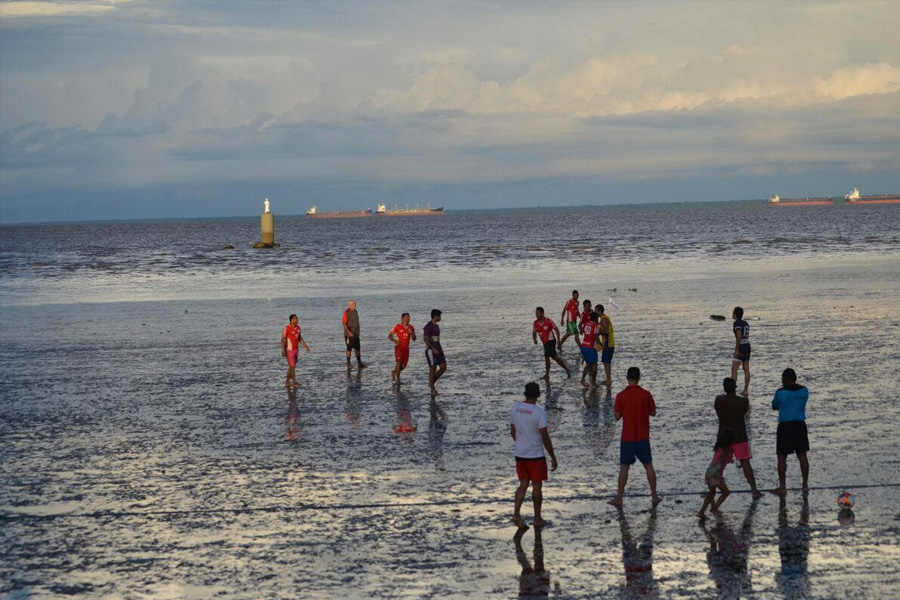 notícia: Seleções do Norte e Guanabara experimentam rugby na lama na orla de Macapá