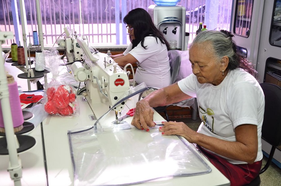 notícia: Desfile marca primeira etapa da produção de sacolas e bolsas ecológicas