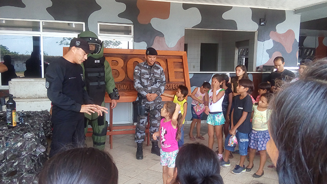 notícia: Crianças do Araxá e Pedrinhas conhecem de perto o dia a dia da PM