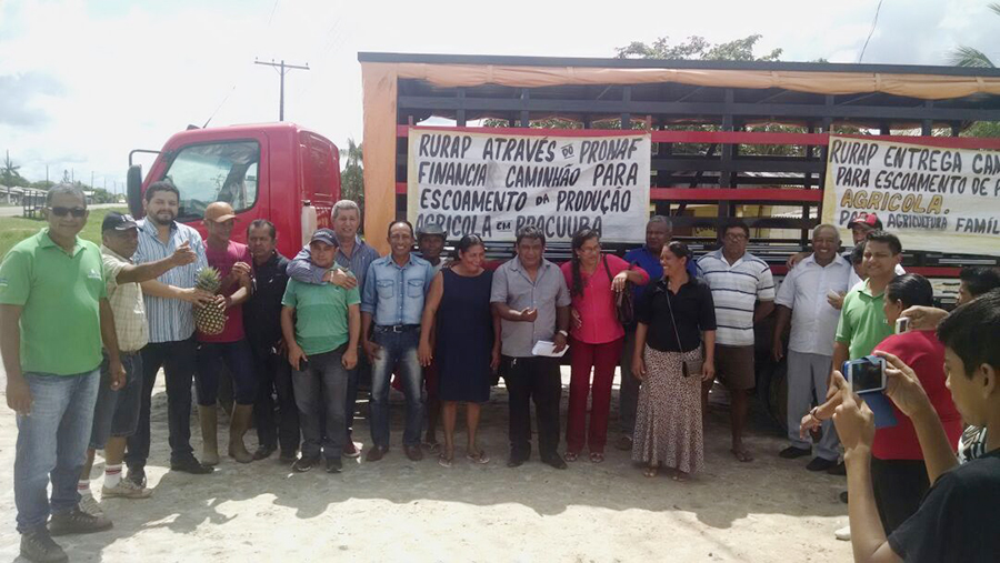 notícia: Rurap entrega caminhões para agricultores de Pracuúba