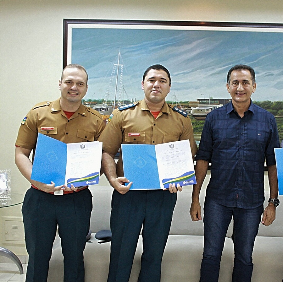 notícia: Governador homenageia militares por ato de bravura