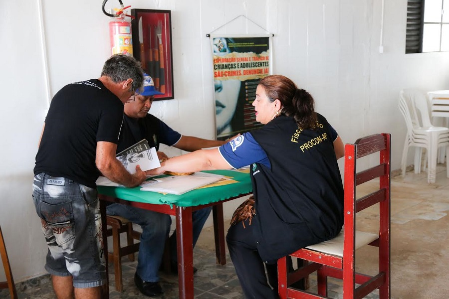 notícia: Após denúncias de preços abusivos, Procon notifica bares e restaurantes da Fazendinha