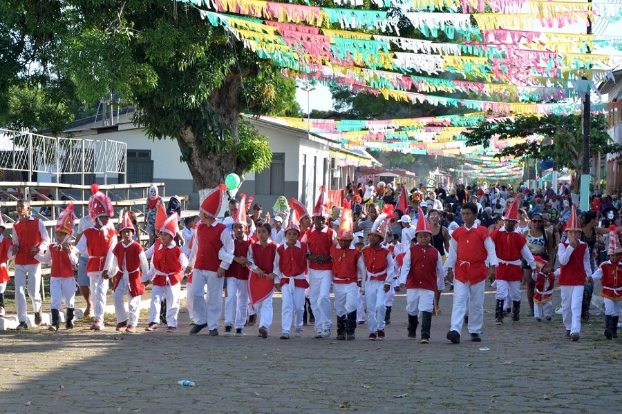 notícia: “É ainda mais bonita”, diz espectadora sobre a Festa de São Tiago das Crianças