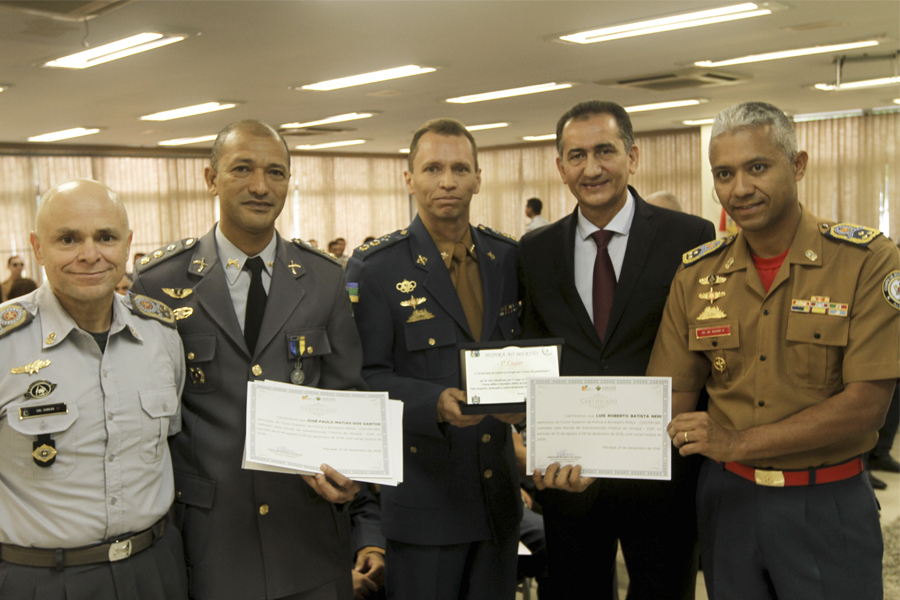 notícia: Policiais e bombeiros concluem curso de graduação e capacitação