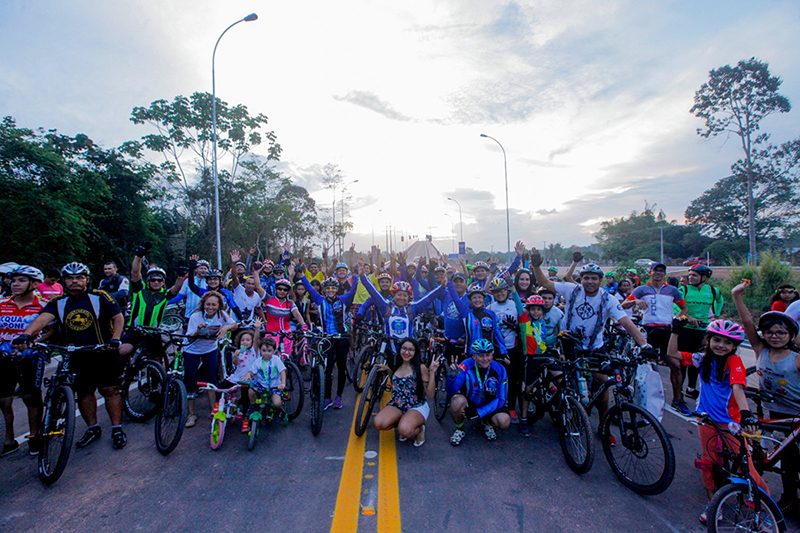 notícia: Passeio ciclístico atrai centenas de participantes à Ponte da Integração