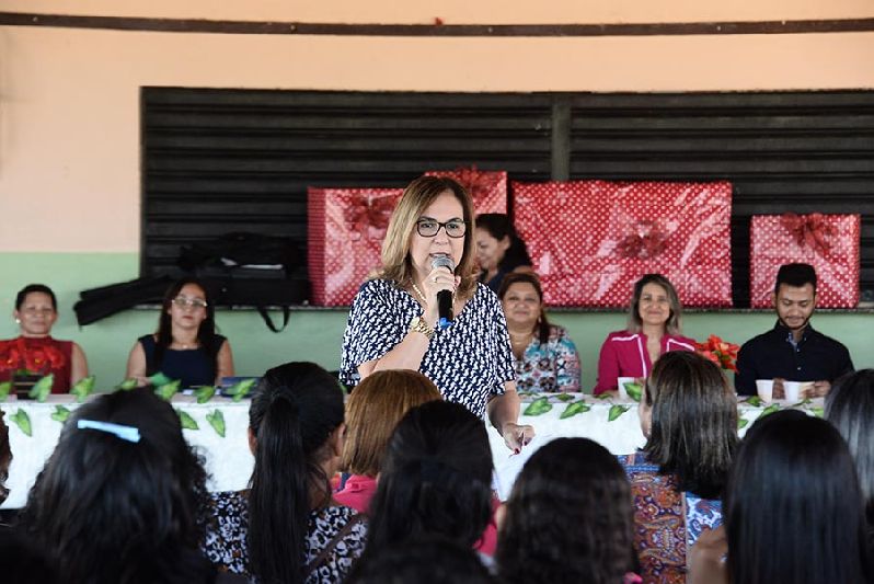 Secretária Goreth Sousa parabenizou os estudantes pelo desempenho e os gestores pelo trabalho desenvolvido na escola