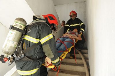 notícia: Bombeiros simulam combate a incêndio em prédio