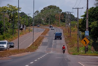 notícia: GEA intensifica recapeamento asfáltico, tapa buracos e roçagem às margens da Rodovia JK