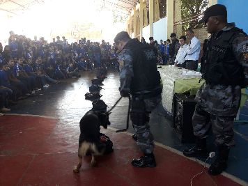 notícia: Alunos da Escola Estadual Coaracy Nunes aprendem sobre malefícios das drogas