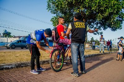 notícia: Ciclistas aprendem sobre boa conduta no trânsito em blitz educativa 