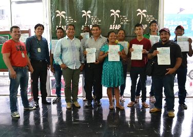 notícia: Agricultores recebem cheques da Afap para produção de mandioca