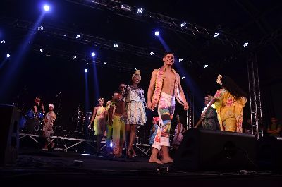 notícia: Desfile mostra a beleza da moda inspirada nas cores e elementos africanos