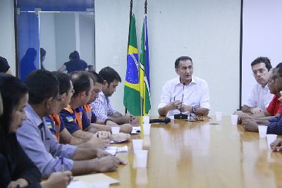 notícia: Governador recebe comitiva de Laranjal do Jari para discutir ações para o município