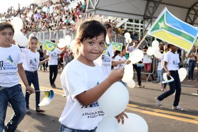 notícia: Desfile cívico reúne mais de 2 mil estudantes no Sambódromo