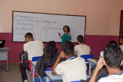 notícia: Escola em Tempo Integral une base curricular comum com parte diversificada