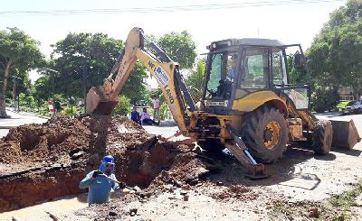 notícia: Caesa trabalha para conter vazamento na rede de distribuição de água no Centro de Macapá