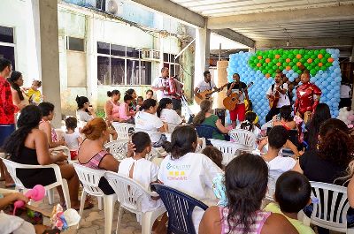 notícia: Brincadeiras, apresentações musicais e teatrais alegram o Dia das Crianças no HCal e PAI