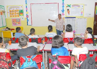 notícia: Maioria das escolas estaduais segue com calendário normal de aulas