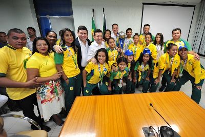 notícia: Seleção vice-campeã sul-americana de futebol escolar sub-14 entrega troféu ao governo