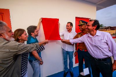 notícia: Governador inaugura piscina e entrega veículos ao Corpo de Bombeiros