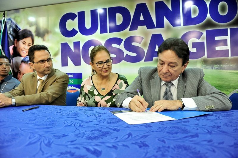 Governador em exercício Papaléo Paes assinou o Protocolo de Acordo com o governo francês nesta terça-feira, 20