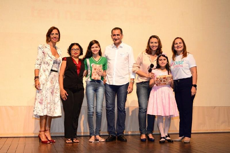 Os primeiros lugares nas categorias de melhor desenho, paródia e mascote da competição receberam um tablet, cada um