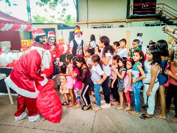 notícia: Secretaria das Cidades leva Natal da Solidariedade a crianças do bairro do Trem, em Macapá