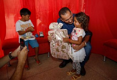 notícia: Governador visita ações do Natal da Solidariedade