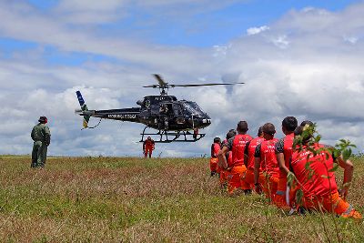 notícia: Bombeiros têm aula prática de salvamento veicular com o Grupo Tático Aéreo