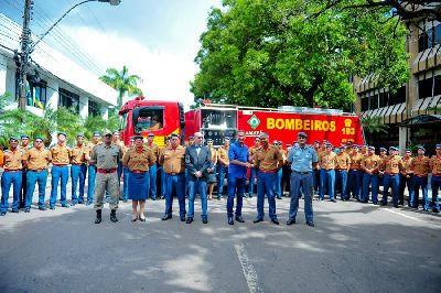 notícia: Governo equipa bombeiros com três viaturas de combate a incêndio