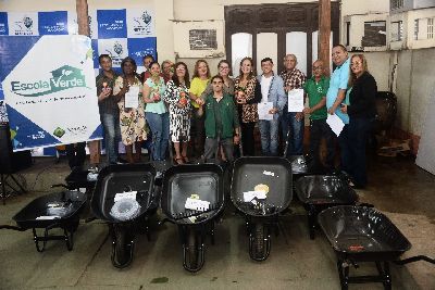 notícia: Kits de ferramentas e sementes vão ajudar estudantes no cultivo de hortas escolares