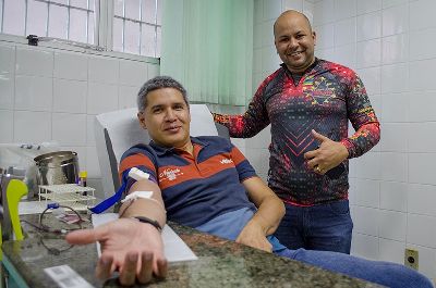 notícia: Professor mobiliza equipe de ciclismo para doar sangue no Hemoap