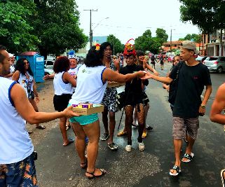 notícia: Sesa distribui preservativos no bloco A Banda, em Macapá