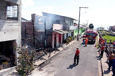 notícia: Corpo de Bombeiros controla incêndio em duas residências no bairro Santa Inês