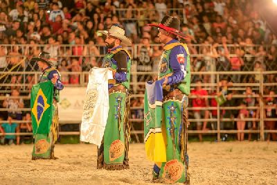 notícia: Governo do Amapá premia vencedor do rodeio na 1ª ExpoBúfalo