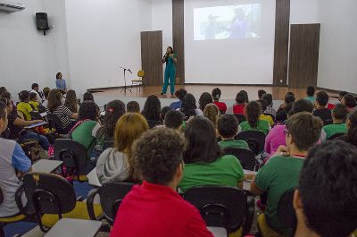 notícia: Secretaria de Saúde alerta estudantes para evitarem consumo de cigarro