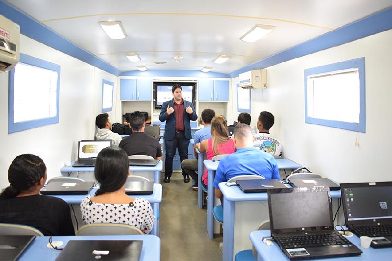 Aulas são ministradas na unidade móvel, cedida pelo Sesi, e toda equipada para oferecer os cursos no interior