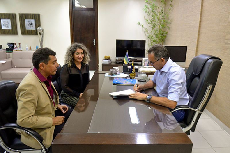 Momento em que o governador Waldez Góes assina a Carta de Retificação de Políticas da Primeira Infância