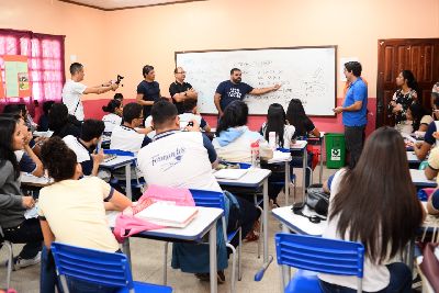 notícia: Professores da Central do Enem divulgam cursinho gratuito em escolas estaduais