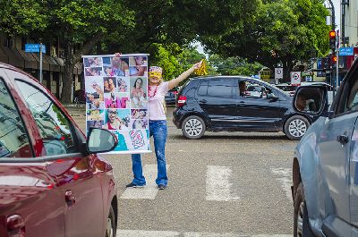 notícia: Blitz educativa chama população para doar leite humano  à maternidade