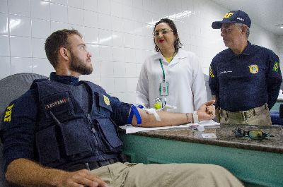 notícia: Hemoap recebe doação de sangue de agentes da PRF em campanha do Maio Amarelo