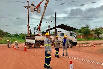 notícia: Governo do Amapá garante maior qualidade de energia aos moradores da Linha E, em Macapá