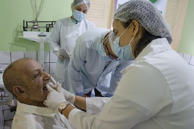 notícia: ‘Vou seguir o ano com um novo sorriso’, diz idoso em ação bucal no Abrigo São José