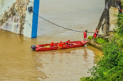 notícia: Bombeiros ancoram píer abandonado para evitar acidentes na área portuária 