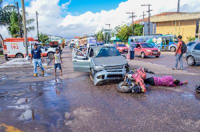 notícia: Maio Amarelo: simulação de acidente de trânsito choca população no Centro de Macapá