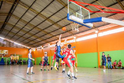 notícia: Jogos Escolares iniciam com disputas de futsal, vôlei e basquete