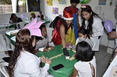 notícia: Crianças internadas ganham presentes durante cantata natalina no HCA