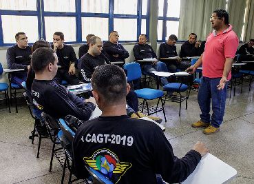 notícia: Maio Amarelo: Em aula prática, agentes de trânsito recuperam moto com chassi adulterado