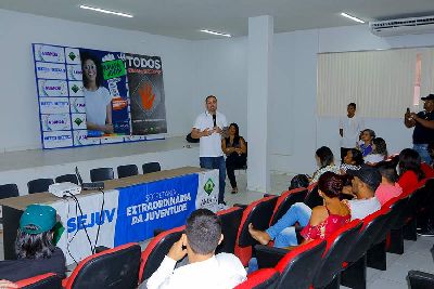 notícia: Parceria vai ofertar cursos a 4 mil beneficiários do Amapá Jovem