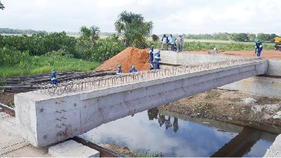 notícia: Nova Duca Serra: ponte sobre a Lagoa começa a receber vigas; trânsito flui tranquilamente